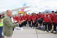 Leo Bauernberger begruesst Bayer 04 Leverkusen (c) Franz Neumayr SalzburgerLand Tourismus