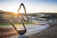 F1 GP AUT 2019 Niki Lauda Kurve Skulptur (c)  Philip Platzer Red Bull Content Pool .jpg