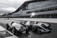 Formel 1 feiert den Tausender (c) Juergen Tap Daimler AG.jpg