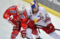 Matt Tomassoni (Bozen) und Thomas Raffl (EC RBS) (c) GEPA.jpg